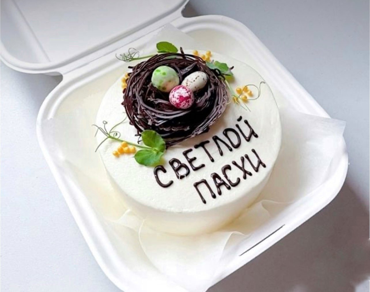 Бенто-торт с надписью «С Днём Рождения» и нежной декорацией в крафтовой подарочной коробке рядом с букетом пионов