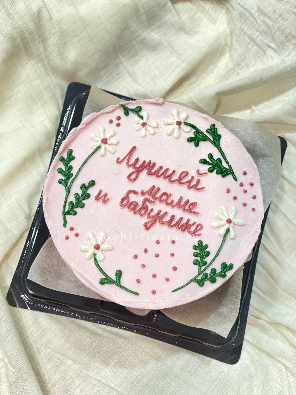 Корзина с белыми пионовидными розами Patience, кустовой и эустомой