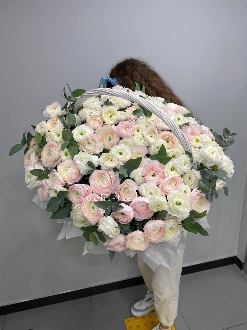 Корзины с ранункулюсами