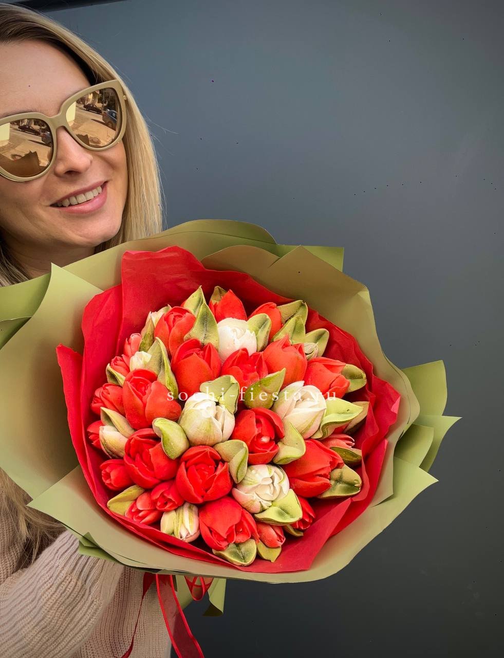 клубничный букет с ягодами в тёмной и белой шоколадной глазури с эвкалиптом в крафт-упаковке