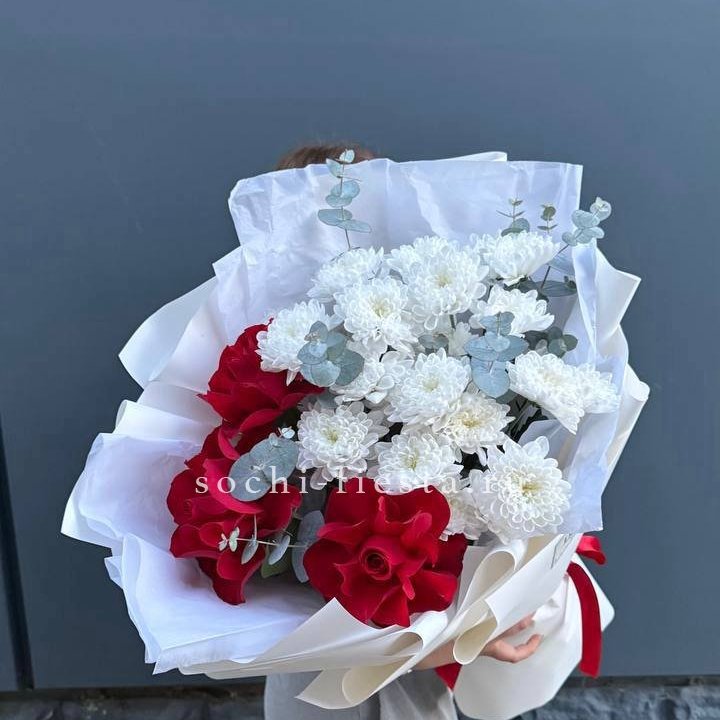 Дуо розы и хризантемы с доставкой в Сочи
