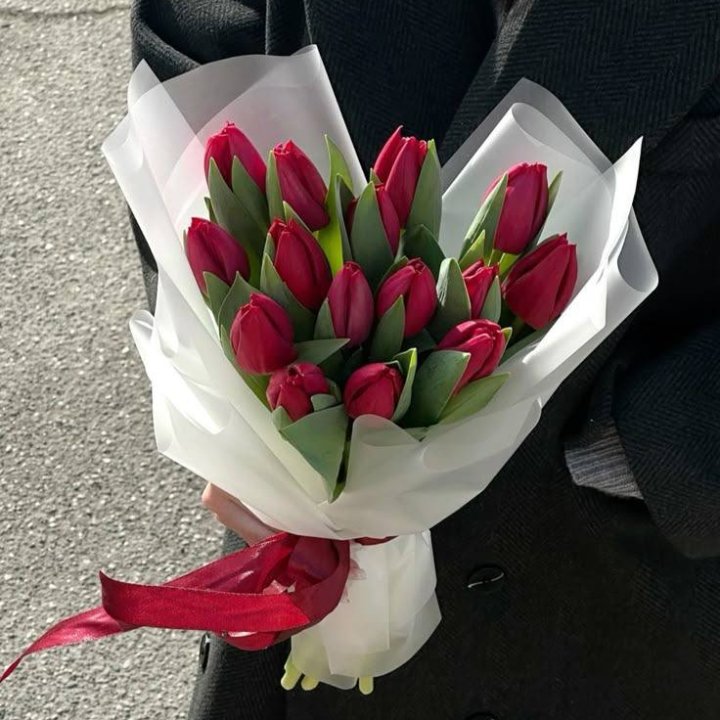 15 красных тюльпанов в Сочи
