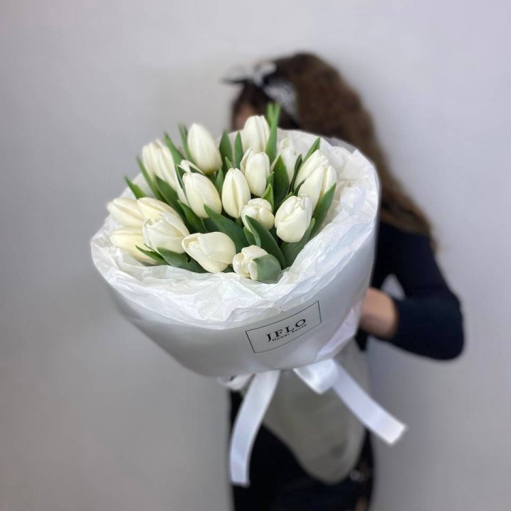  19 белых воздушных тюльпанов в Сочи