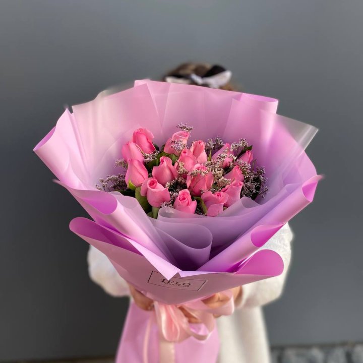 15 розовых роз с лимониумом в Сочи