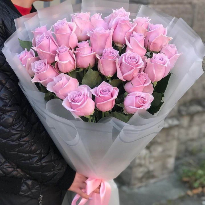 25 нежных розовых роз в Сочи