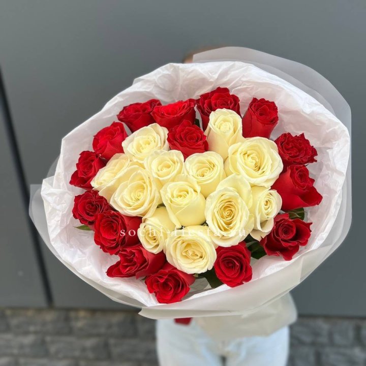 27 роз микс в Сочи