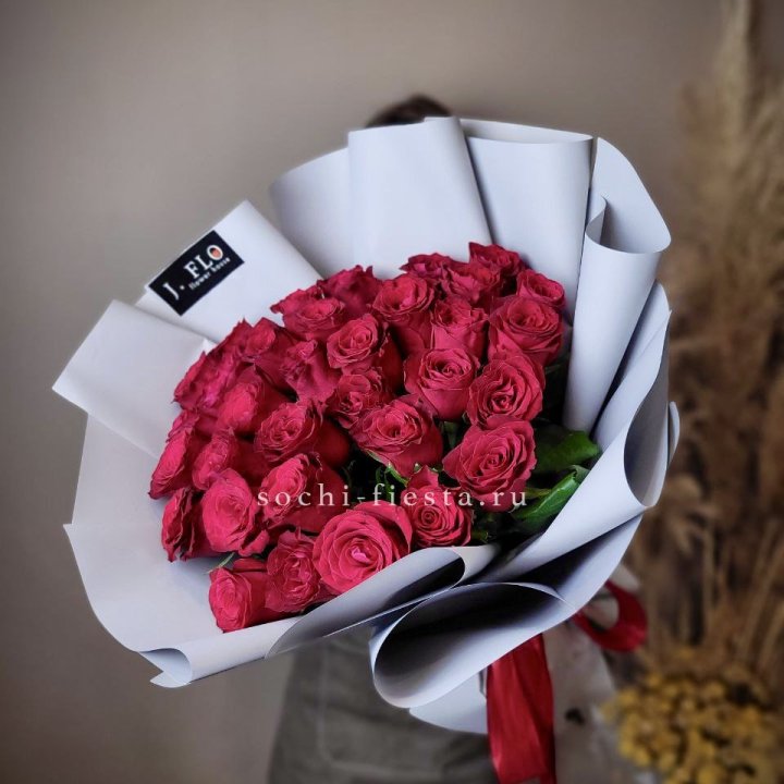 Красные розы 33 шт в Сочи